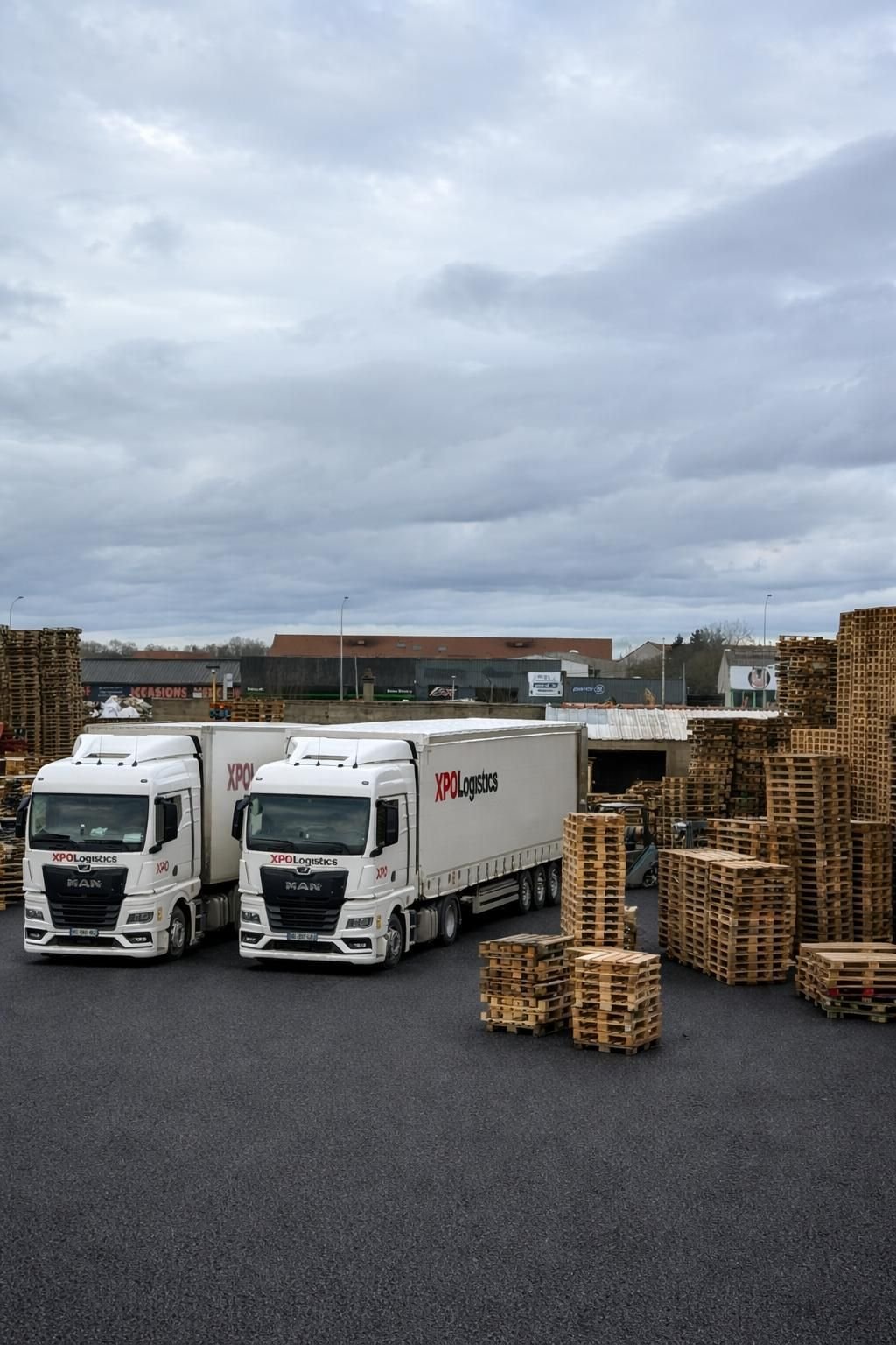Verladung von Paletten auf einen LKW — DirectPAL-Logistik
