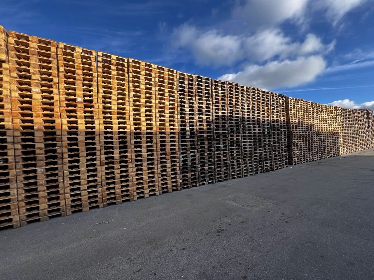 Gestapelte Holzpaletten auf dem DirectPAL-Depot in der Île-de-France